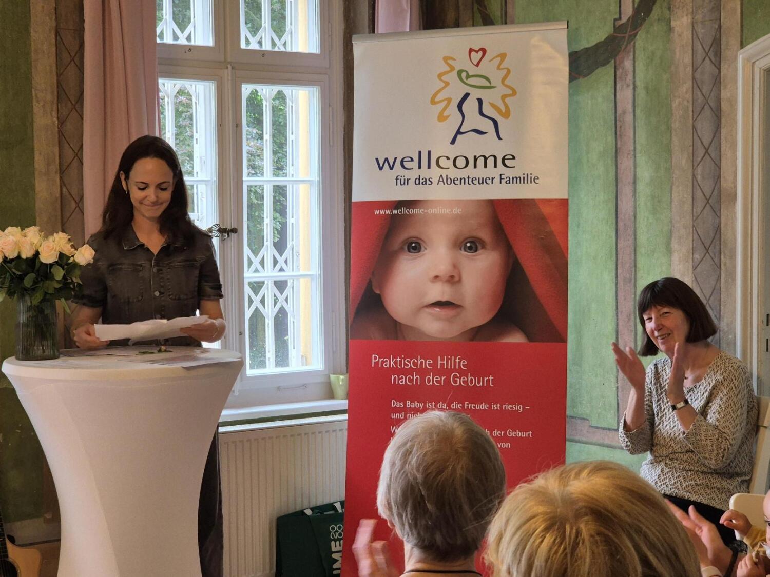 Vanessa Schwartz begrüßt die Gäste