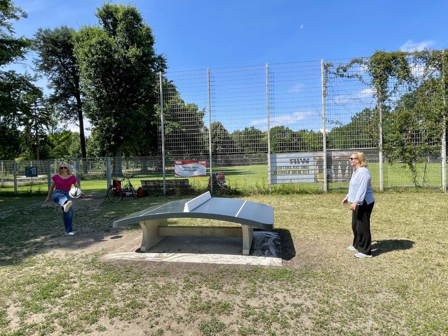 von links nach rechts: Bezirksstadträtin Frau Malgorzata Sijbrandij und Bezirksstadträtin Frau Carolina Böhm probieren die neue Teqball Platte aus