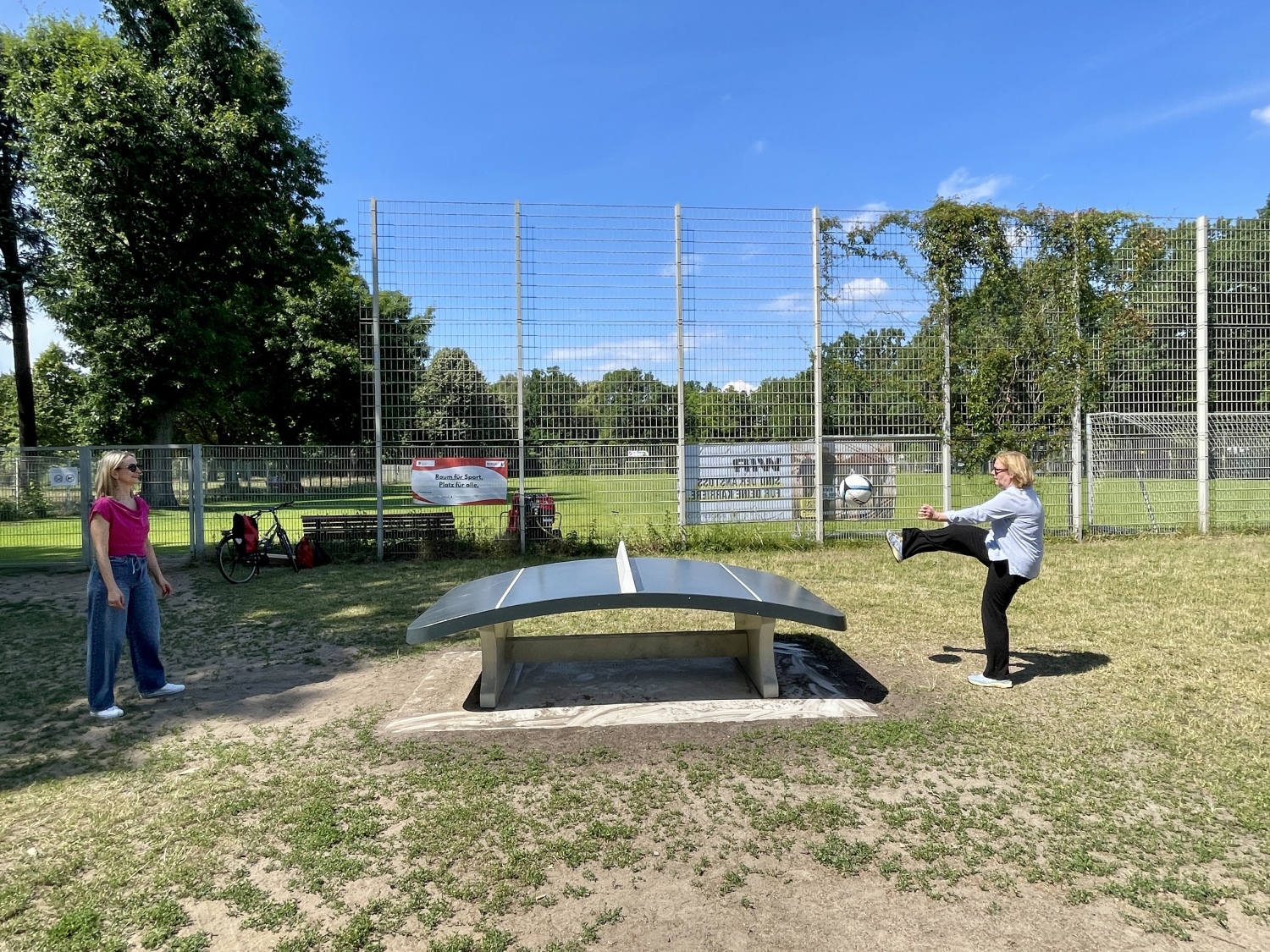 von links nach rechts: Bezirksstadträtin Frau Malgorzata Sijbrandij und Bezirksstadträtin Frau Carolina Böhm probieren die neue Teqball Platte aus