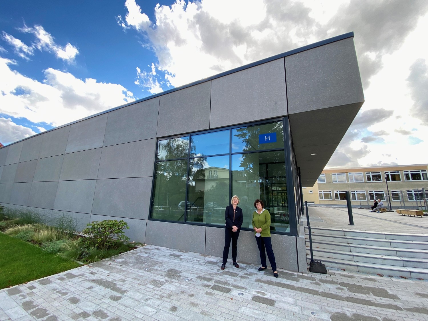 Zweifeldsporthalle Karpfenteich - Bezirksbürgermeisterin und Bezirksstadträtin - 06.10.2021
