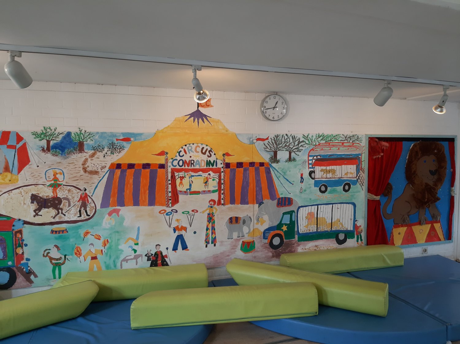 Conrad-Grundschule - Aufgemalte Zirkusszenerie 