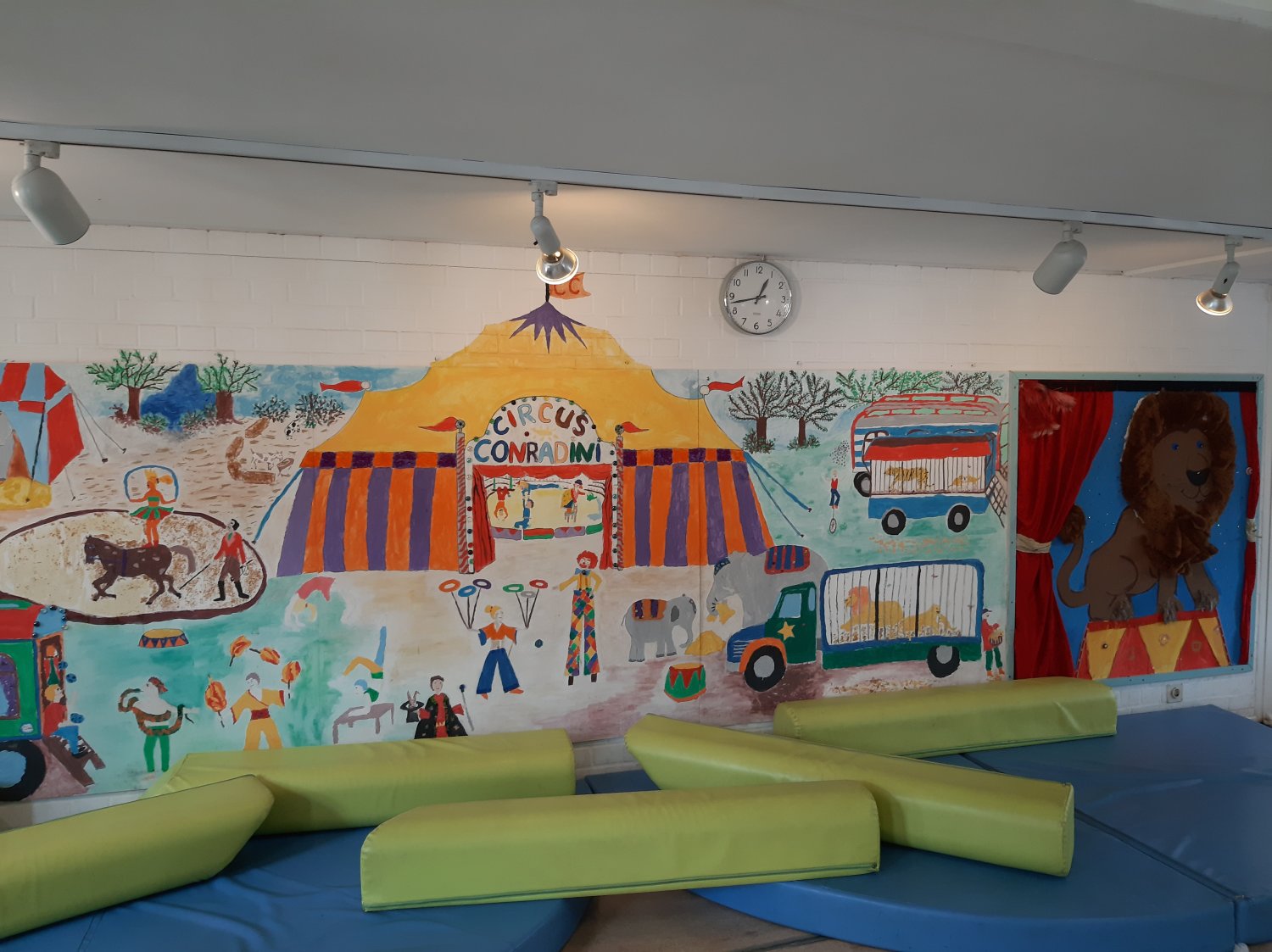 Conrad-Grundschule - Aufgemalte Zirkusszenerie