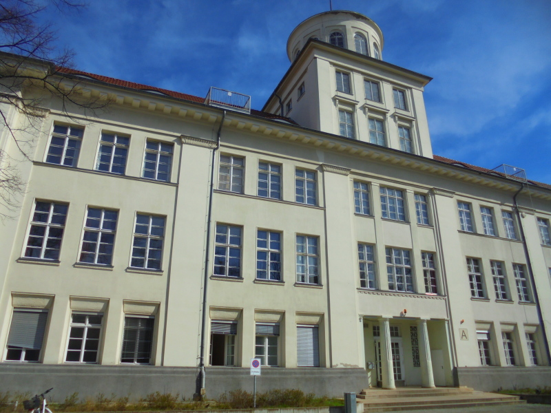 Beethoven-Gymnasium, Fassade zum Pausenhof