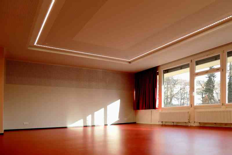 Beethoven-Gymnasium, Typisches Klassenzimmer in Rot