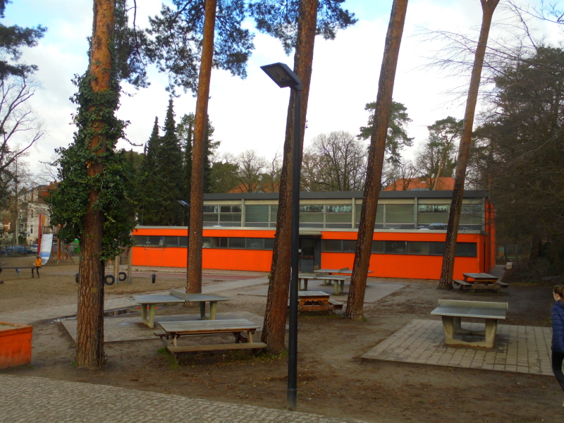 Außenanlage mit Sporthalle
