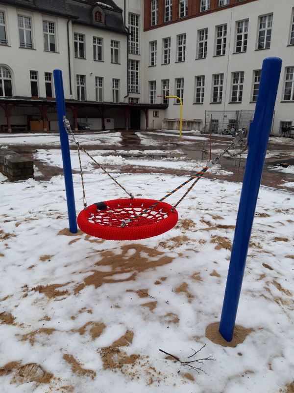 Neuanschaffung Spielplatz Süd-Grundschule Nestkorbschaukel 1 - Abnahmetermin 17.02.2021