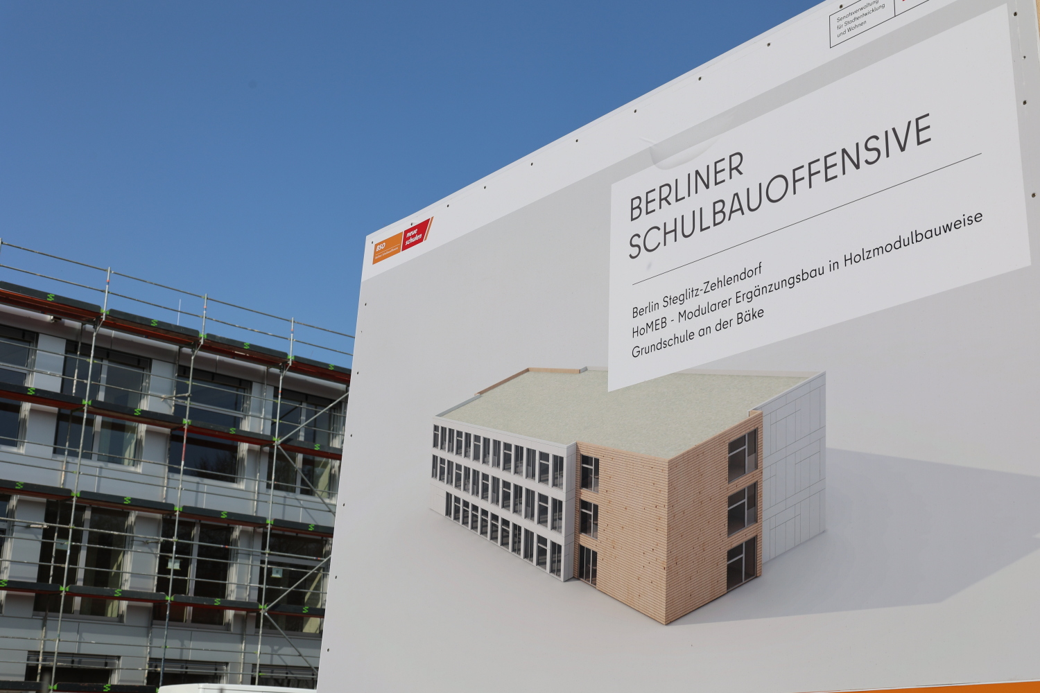Bauschild der Baumaßnahme HoMEB-Neubau, Grundschule an der Bäke (25.03.2022)