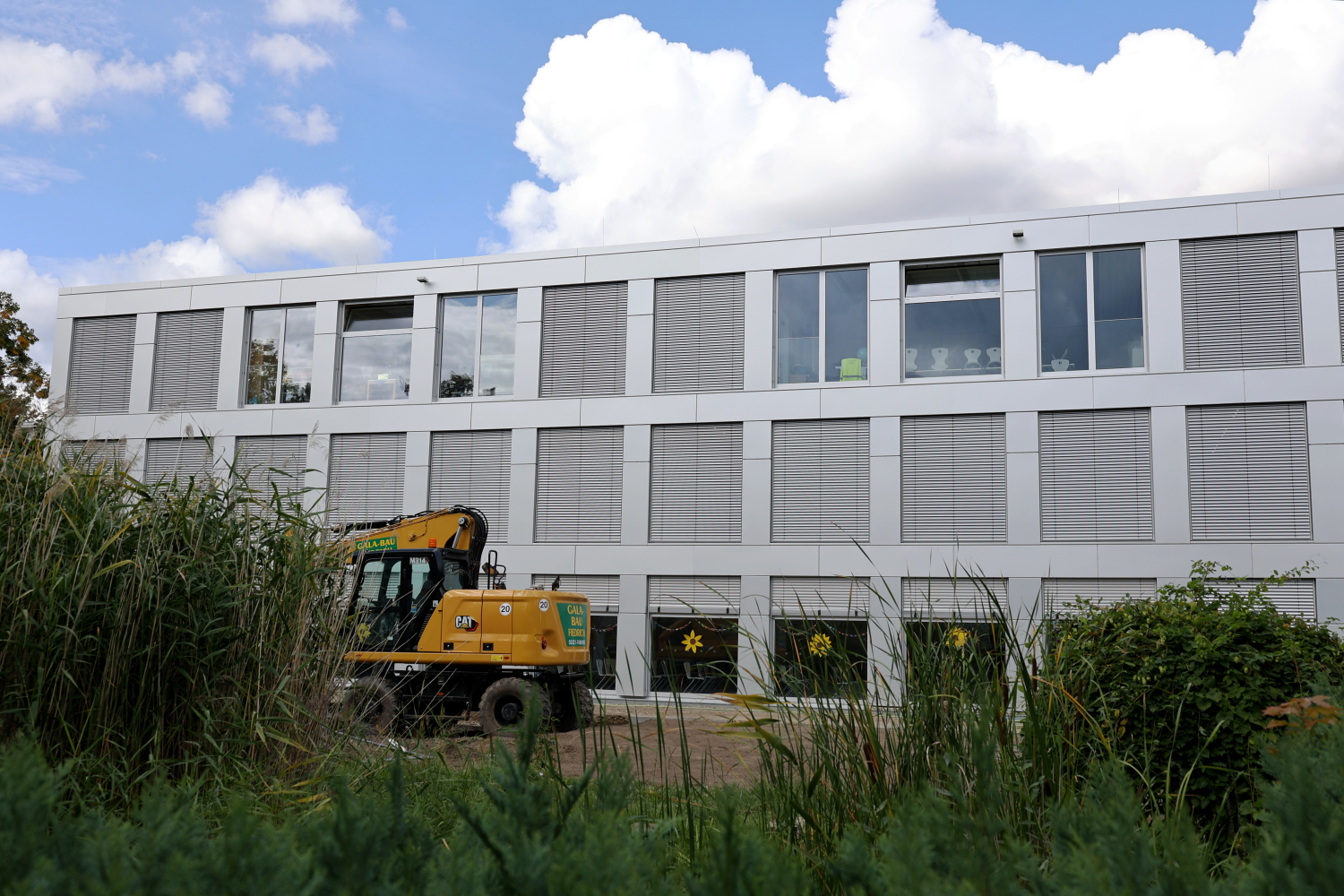 Außenansicht mit Bagger (10.09.2022)