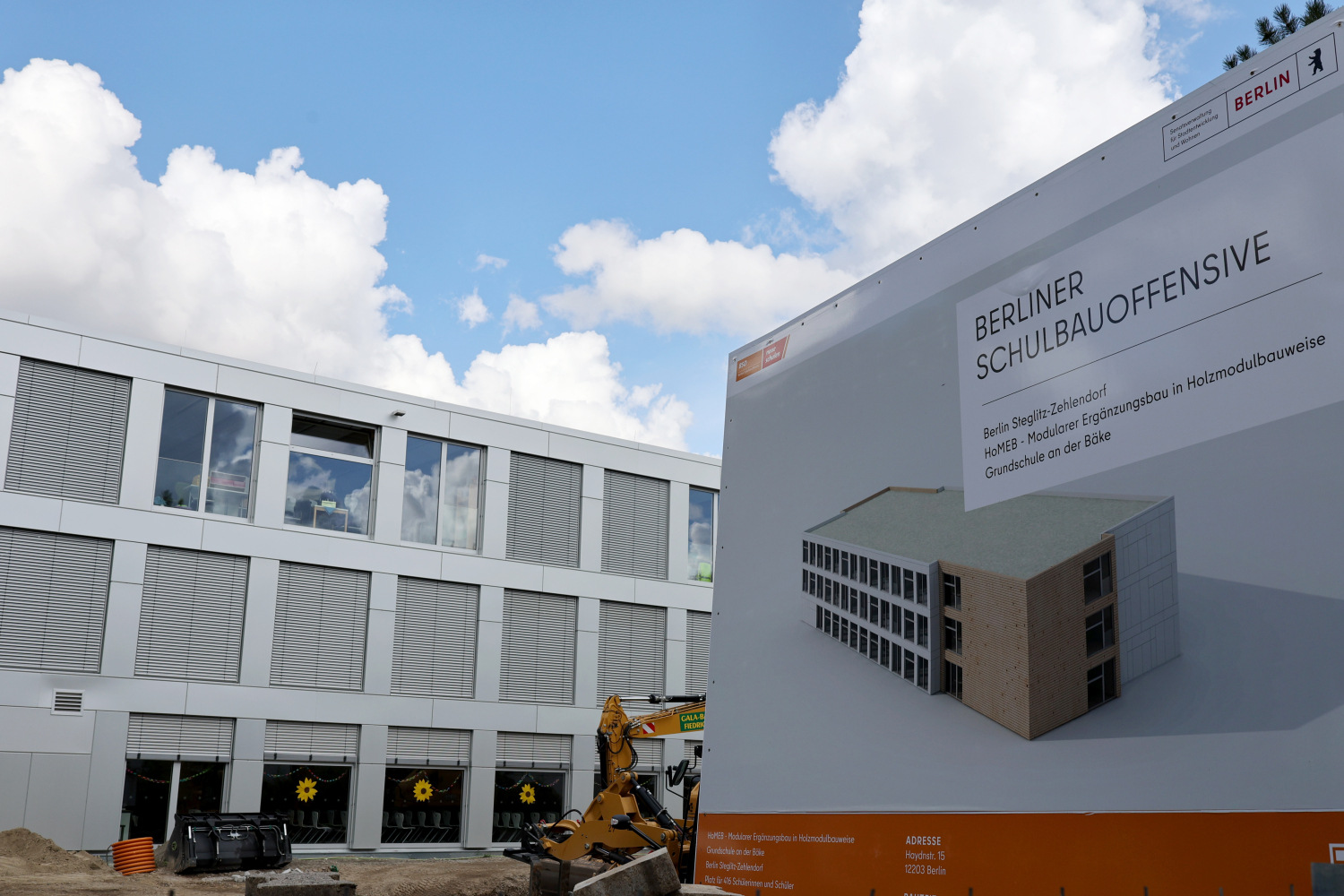 Außenansicht mit Bauschild (10.09.2022)