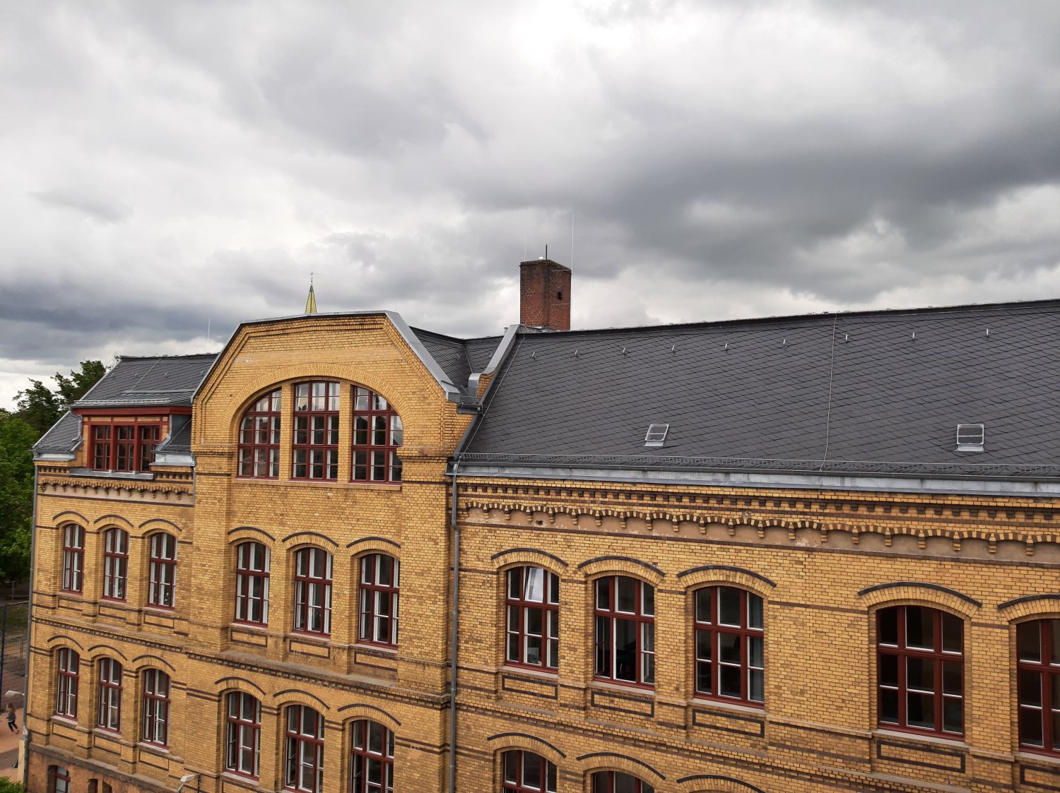 Grundschule unter den Kastanien - Blick auf erneuertes Dach des Altbaus, vom Neubaudach aus - 27.05.2021