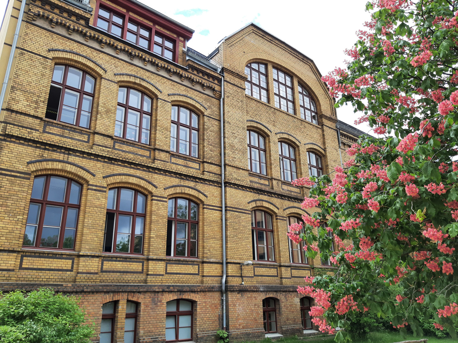 Grundschule unter den Kastanien - Ansicht Hauptfassade Altbau - 27.05.2021