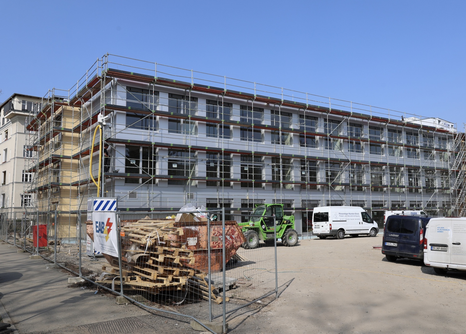 Zwischenstand der Baumaßnahme HoMEB-Neubau, Grundschule an der Bäke (25.03.2022)