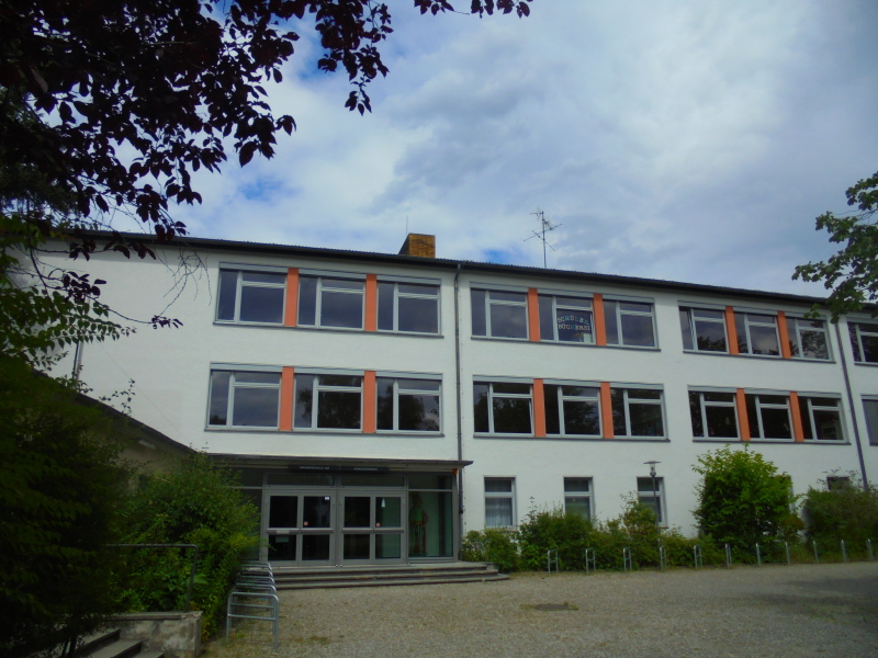 Hauptfassade der Grundschule am Königsgraben