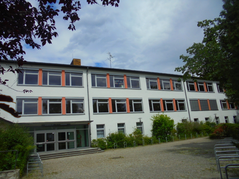 Hauptfassade der Grundschule am Königsgraben