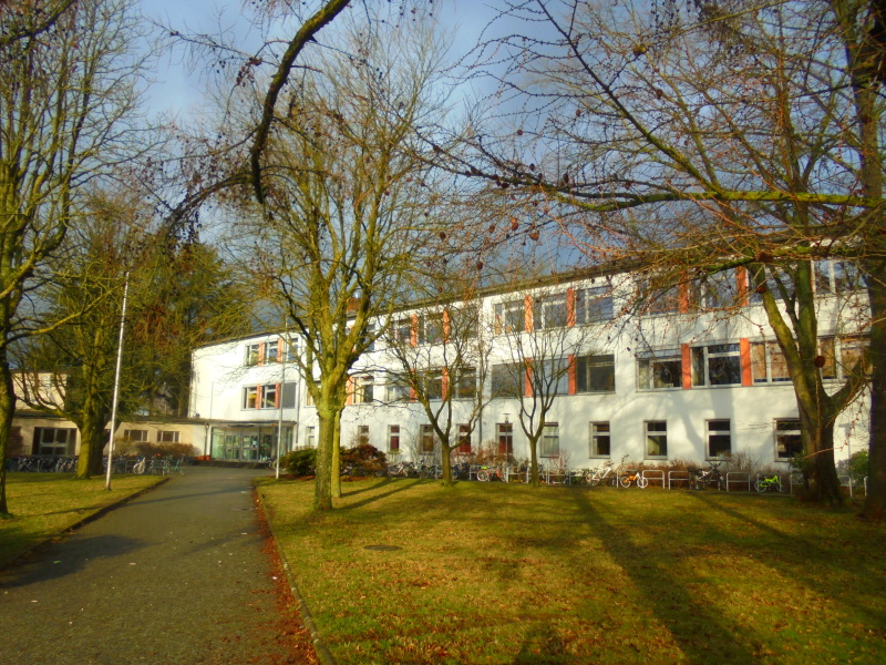 Vorderansicht der Grundschule am Königsgraben