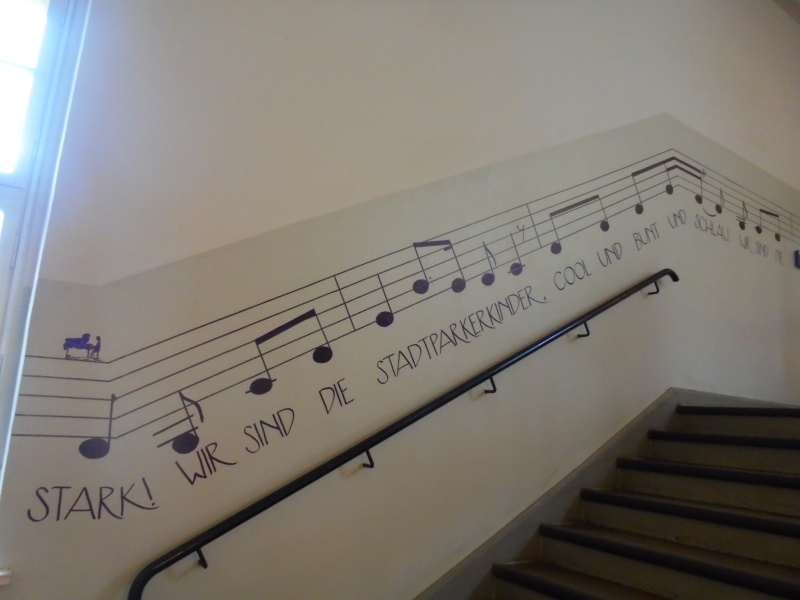 Lied von den Stadtparkerkindern - Treppenhauskunst an der Grundschule im Stadtpark Steglitz
