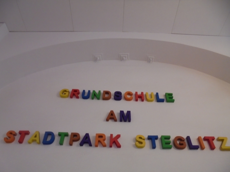 Name der Schule in bunten Lettern im Eingangsbereich der Grundschule am Stadtpark Steglitz