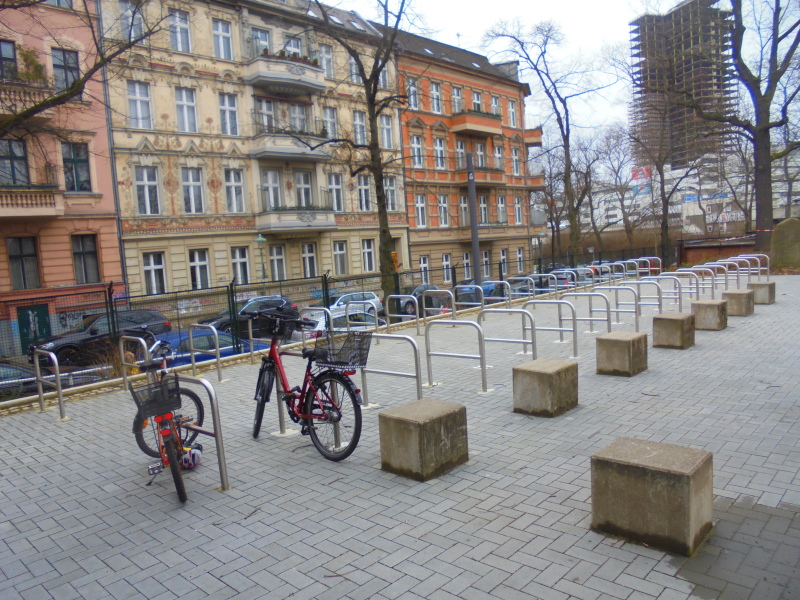Gymnasium Steglitz Neu errichtete Fahrradständer vor der Mensa