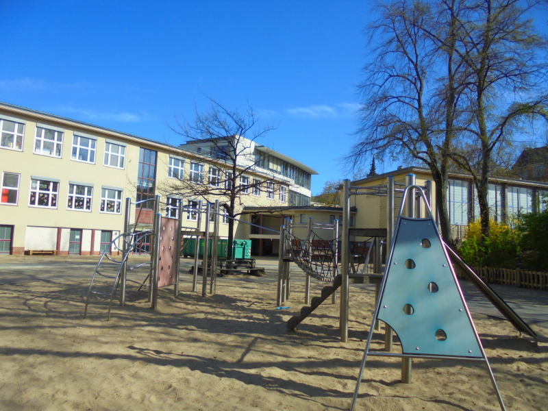 Sachsenwald-Grundschule mit Spielgerät