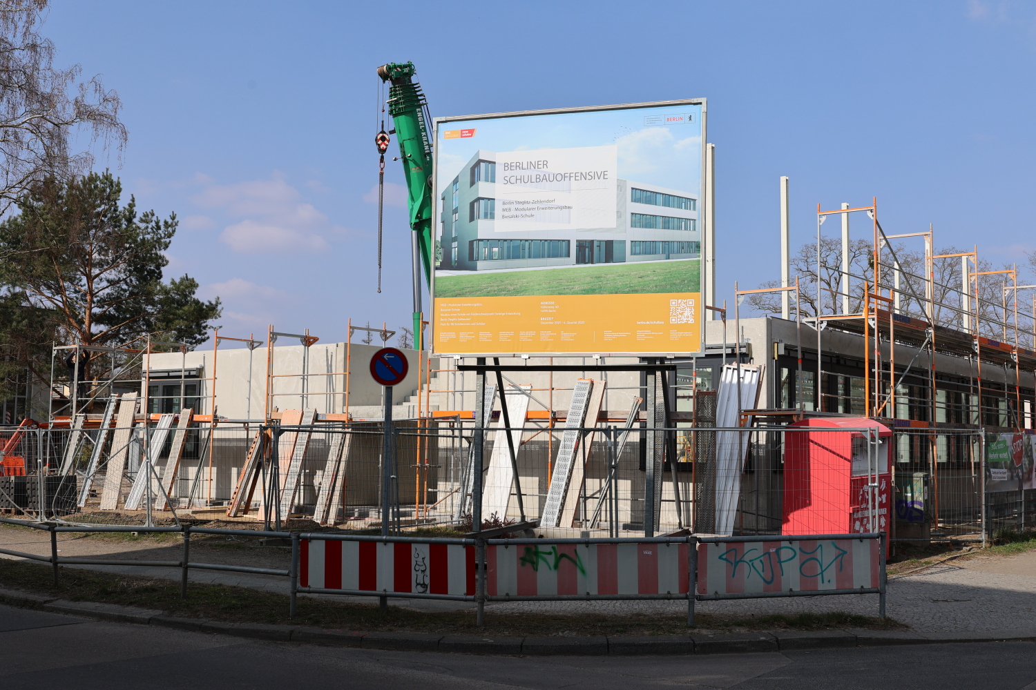 Biesalski-Schule - Bauarbeiten & Bauschild zum Modularen Erweiterungsbau (25.03.2022)
