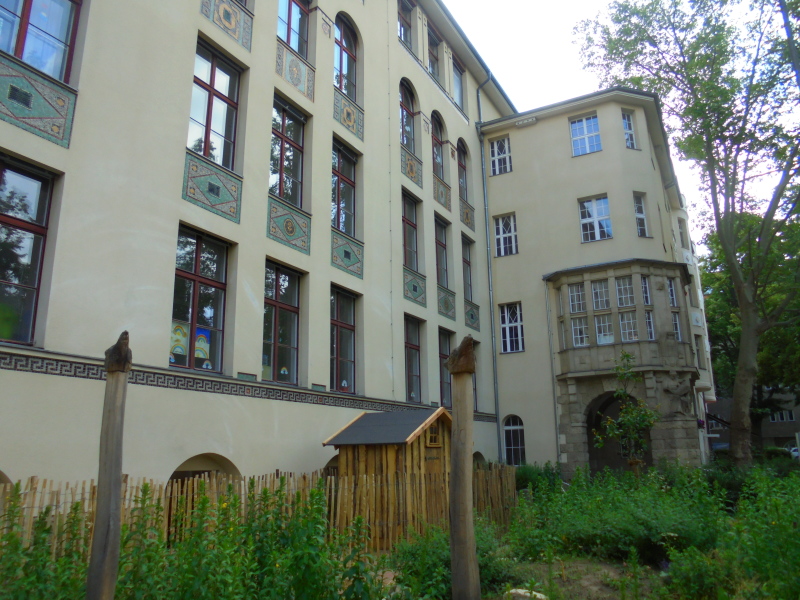 Vorgarten Grundschule am Stadtpark Steglitz mit Hühnerhaus