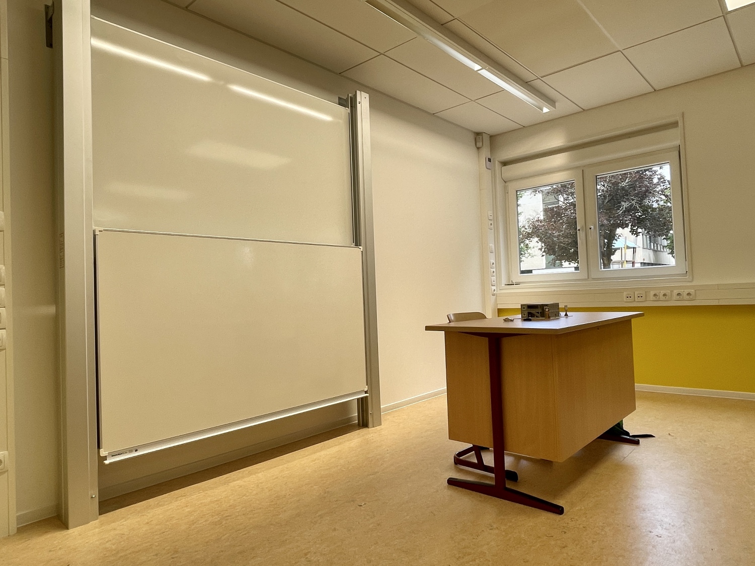 Werner-von-Siemens-Gymnasium - Containerneubau - Tafel im Klassenraum