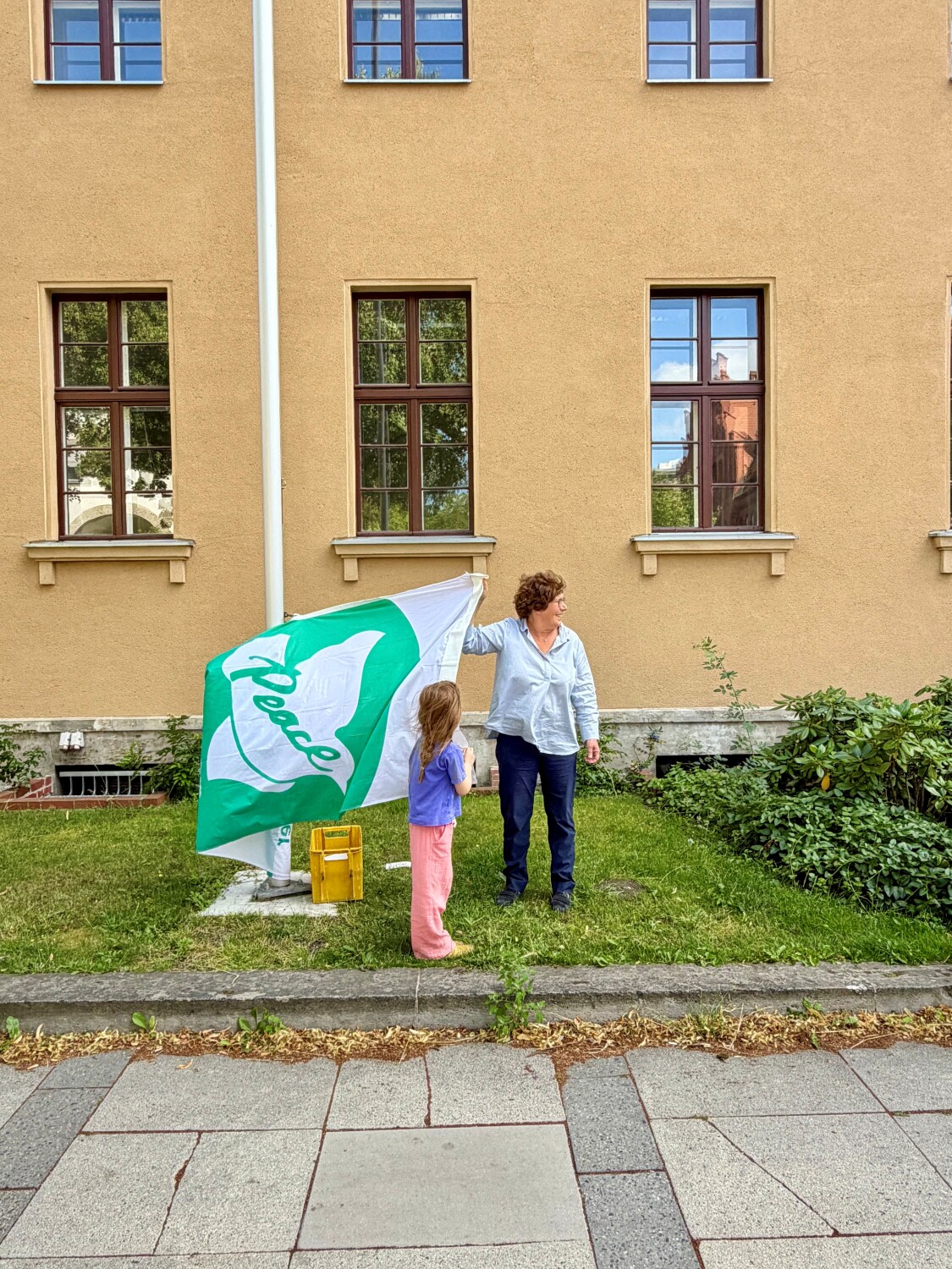 Bezirksbürgermeisterin Frau Schellenberg bei der Hissung der Flagge "Mayors for Peace"