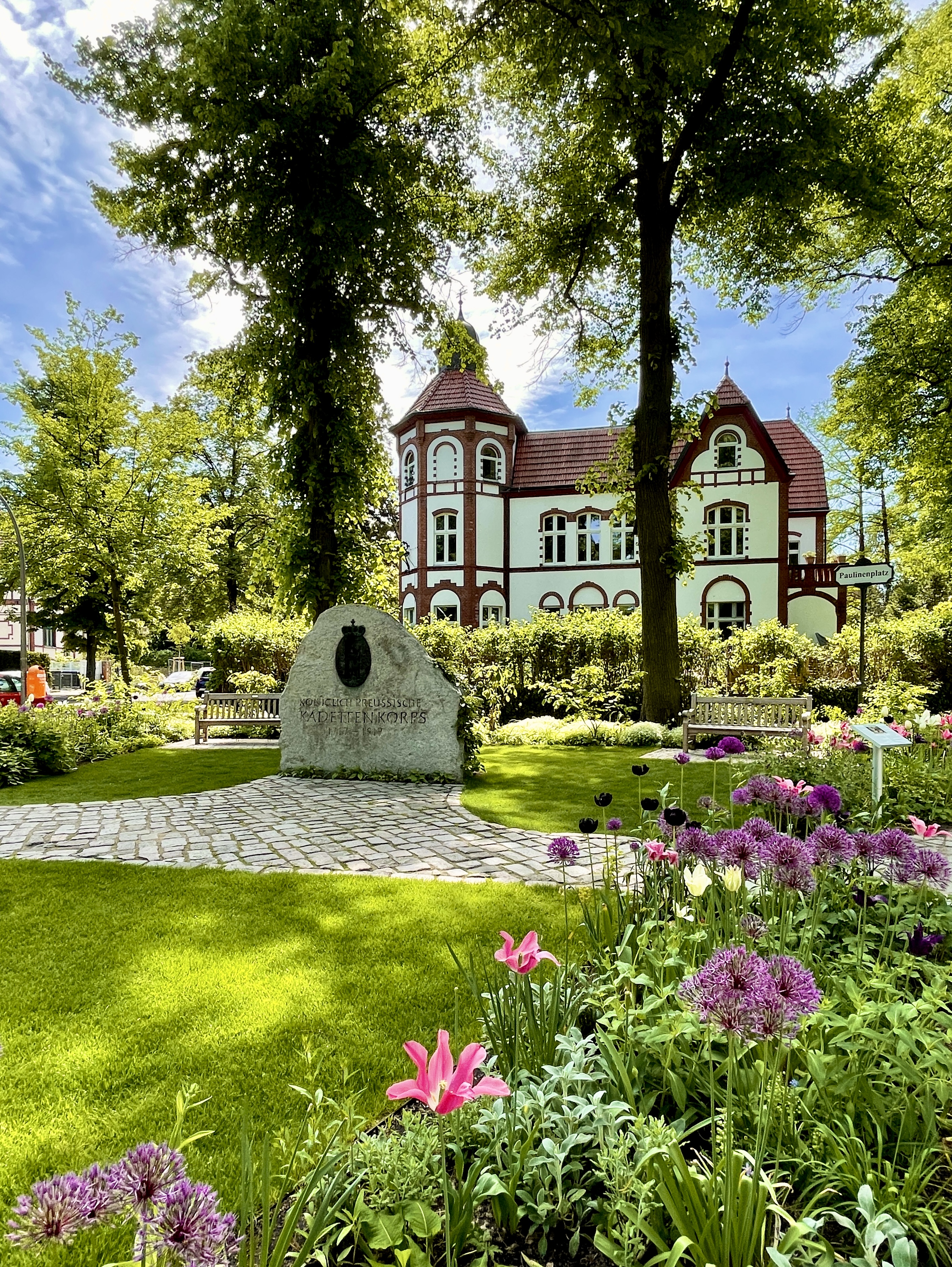 Paulinenplatz mit Kadettenstein
