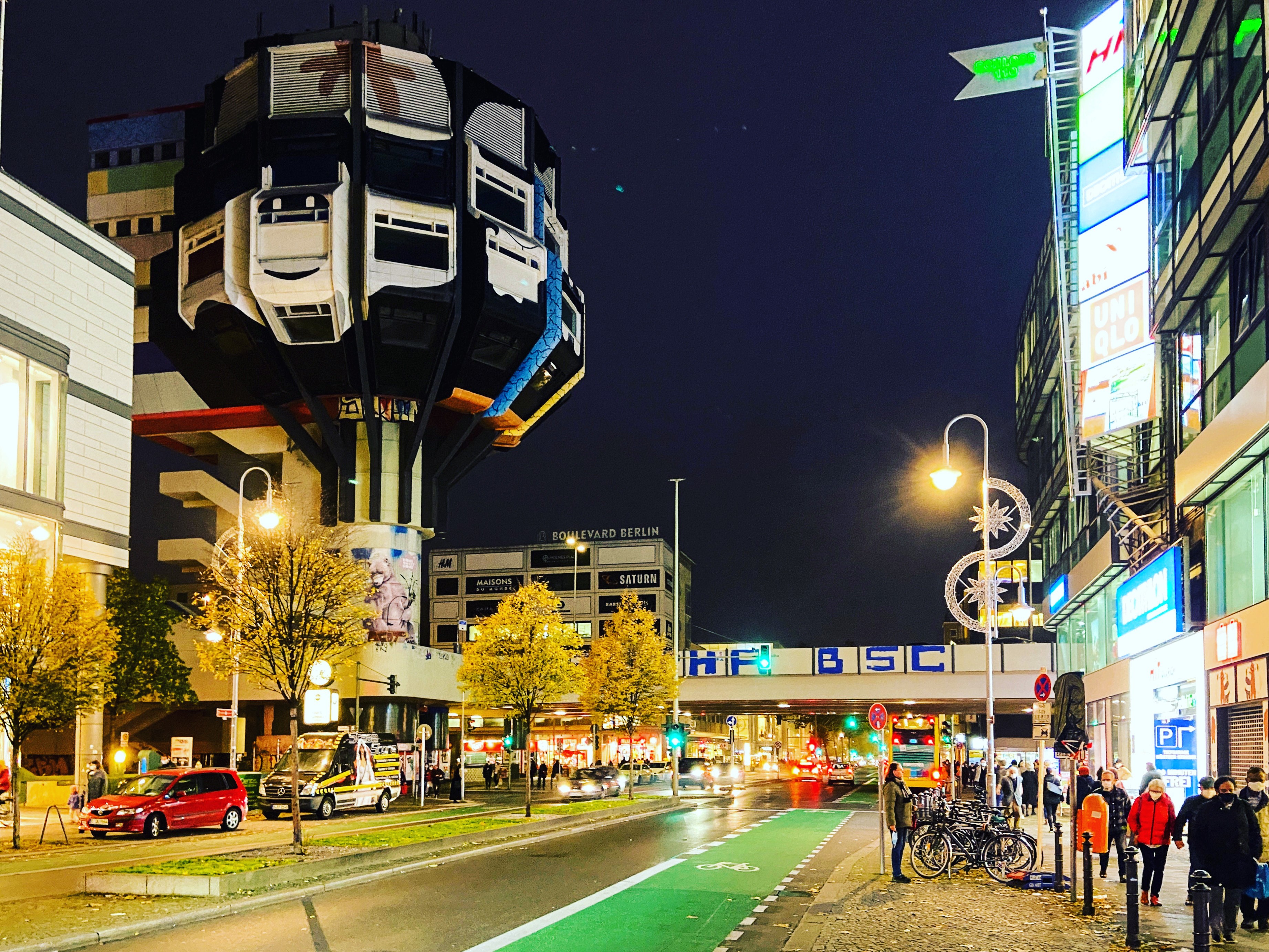 Abends auf der Schloßstraße mit Blick auf den Bierpinsel