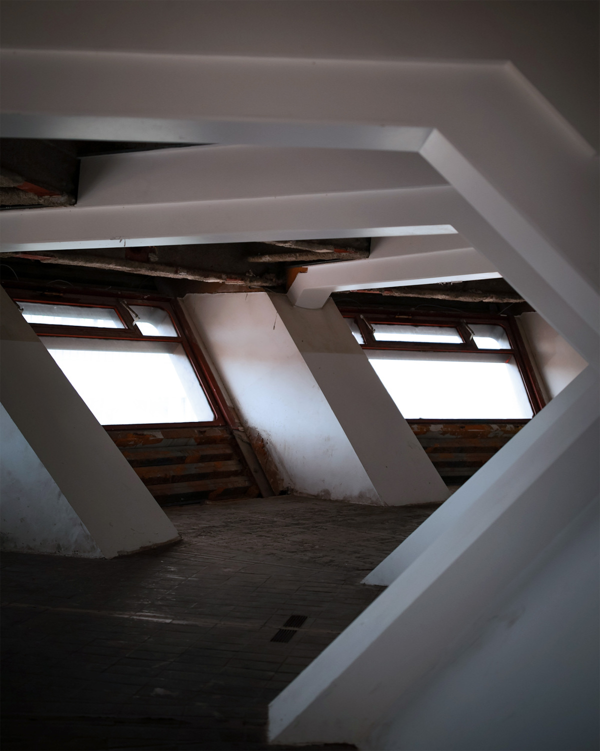 Blick in die untere Etage des Bierpinsels mit schräg gesetzten Wänden und Fenstern