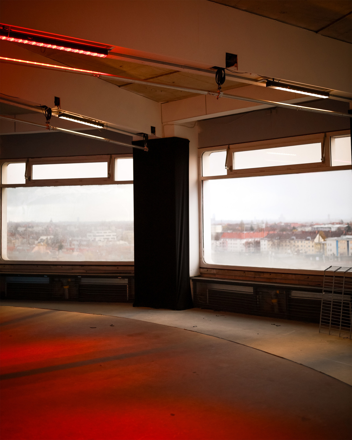 Leere Etage des Bierpinsels mit Ausblick durch zwei große Fenster