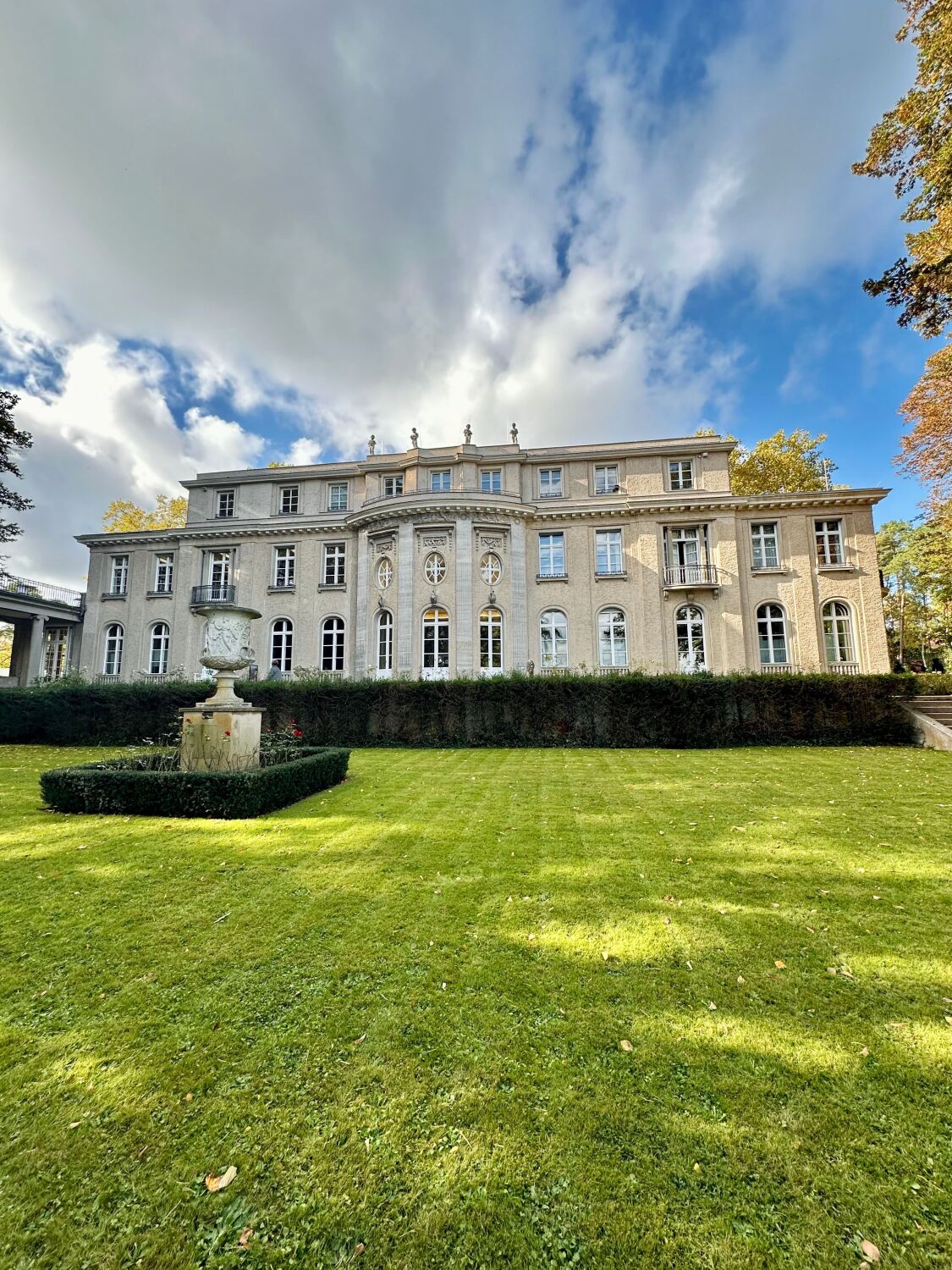 Blick über den Rasen des Gartens zum Gebäude