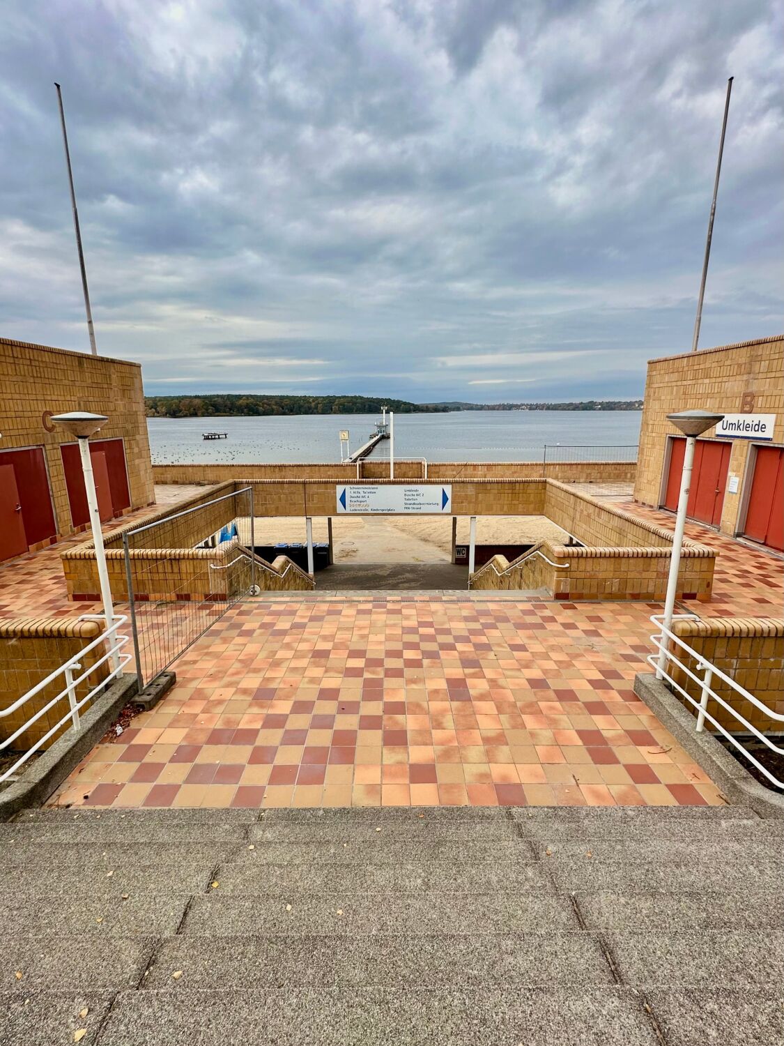 Blick auf den Gebäudezugang Richtung Strand und Wannseeufer