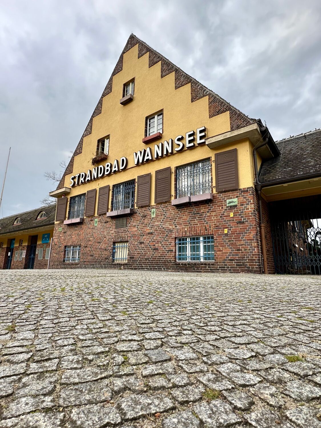 Foto des Hauptgebäudes mit dem Schriftzug Strandbad Wannsee auf der Fassade