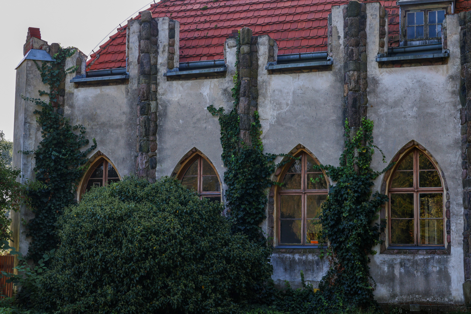 Nahaufnahme der Fenster der Meierei