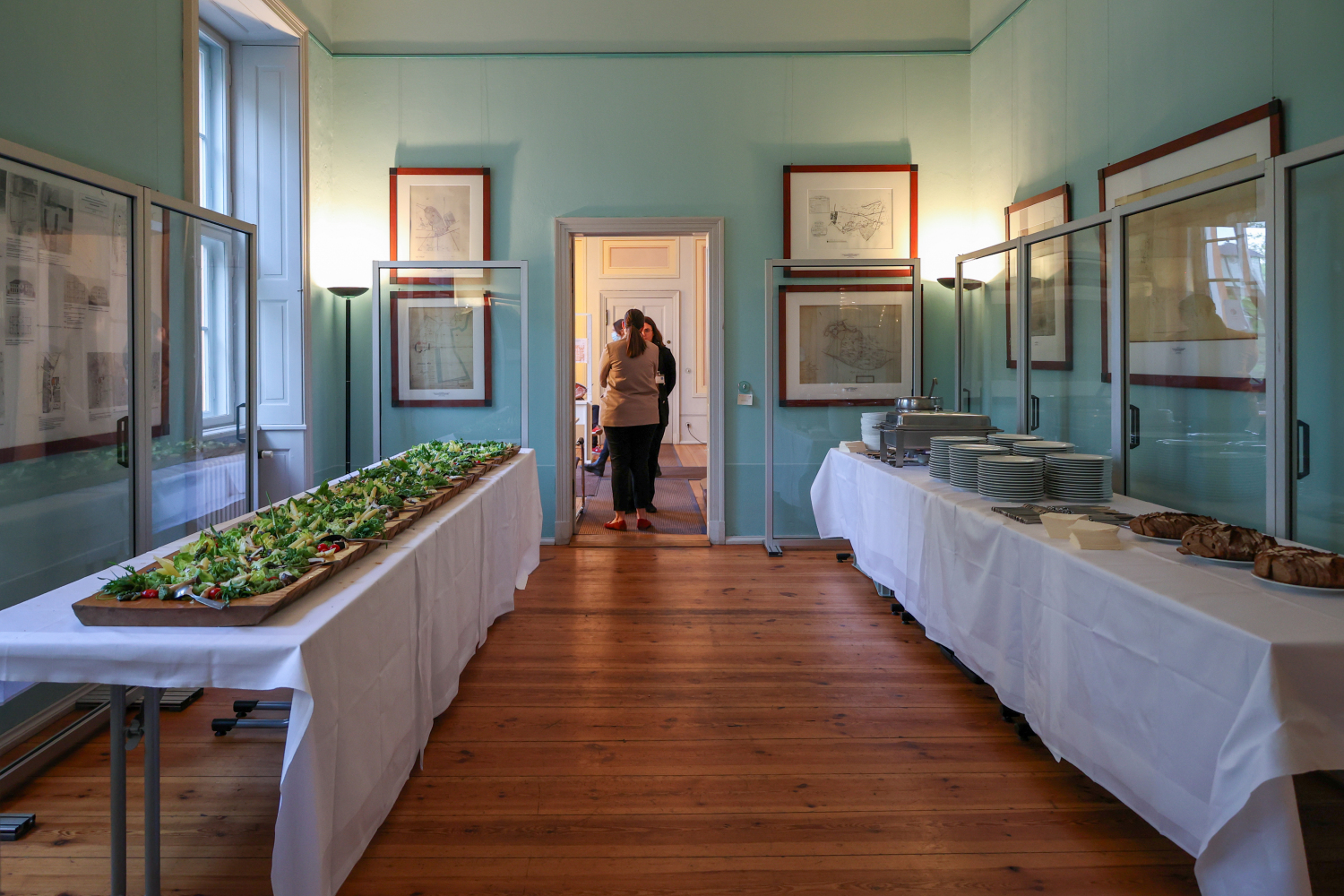 Blick in das Empfangszimmer mit beispielhaftem Catering für eine Ausstellungseröffnung