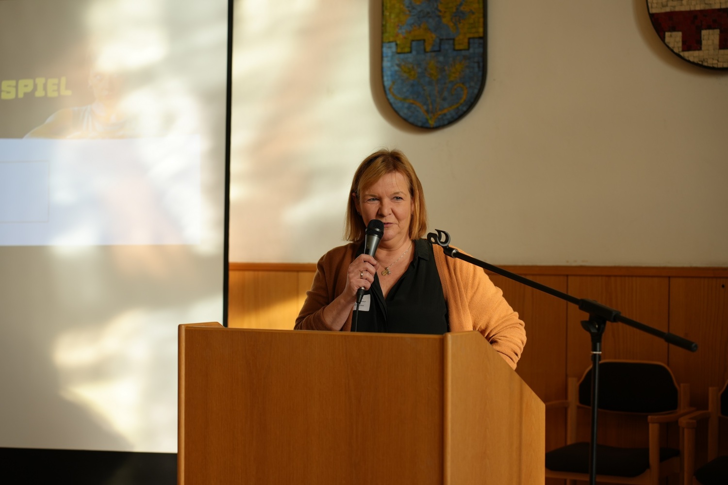 Bezirksstadträtin Carolina Böhm bei ihrer Rede