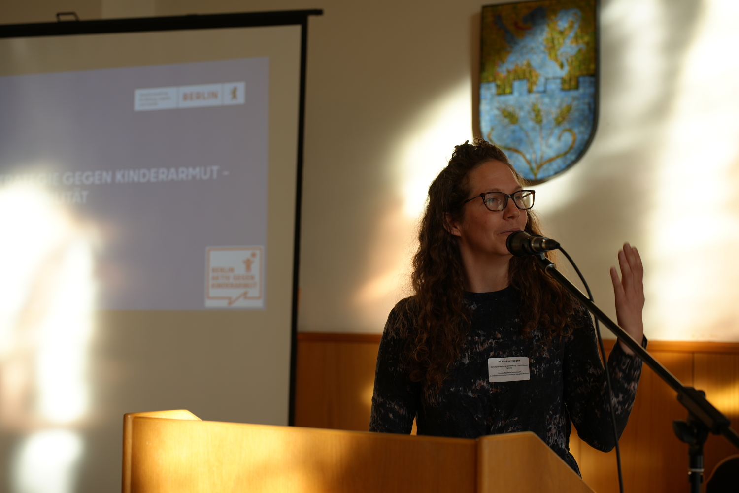 Dr. Sabine Hübgen (Leiterin der Geschäftsstelle der Landeskommission zur Prävention von Kinder- und Familienarmut) bei ihrer Präsentation
