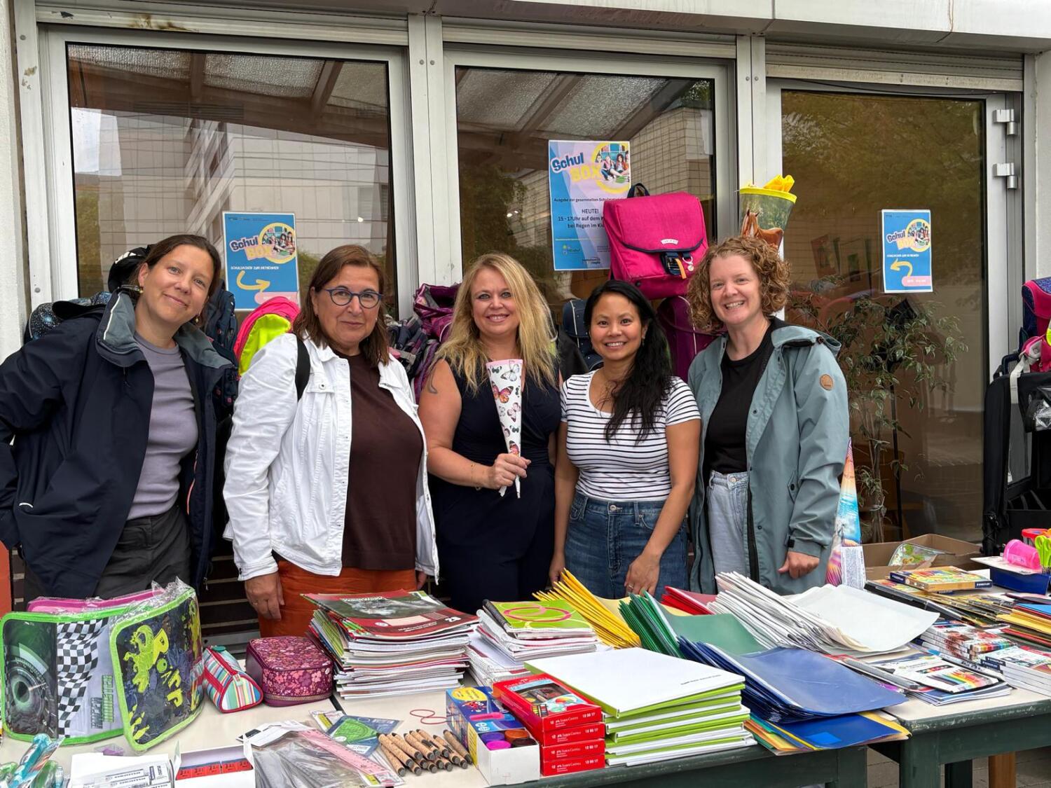 Akteurinnen der Schulboxaktion : Anna Bräkling (Mittelhof e.V.), Brigitte Rappert (Koordination Kinderarmutsprävention), Agathe Kalytta-Kuczynski (Mittelhof e.V.), Van Hoang-Sanders (Diakonisches Werk Teltow und Steglitz-Zehlendorf), Kristin Böning (Mittelhof e.V.)