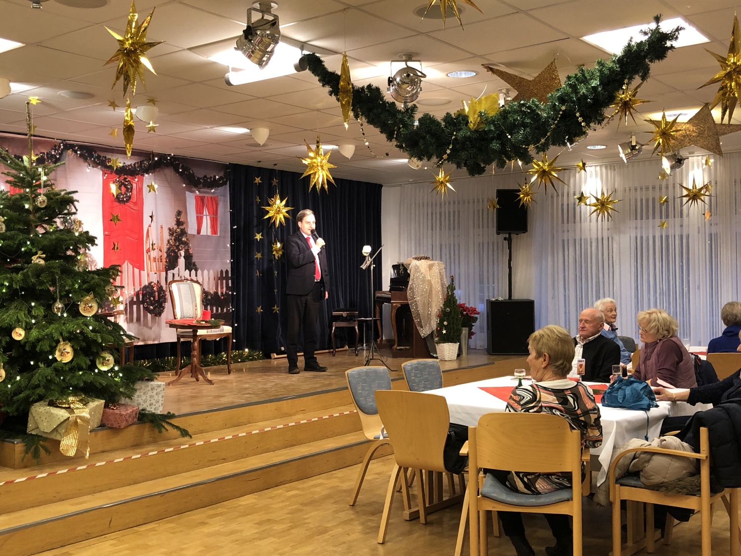 Bezirksstadtrat Michael Karnetzki bei den Weihnachtssternen im Hertha-Müller-Haus