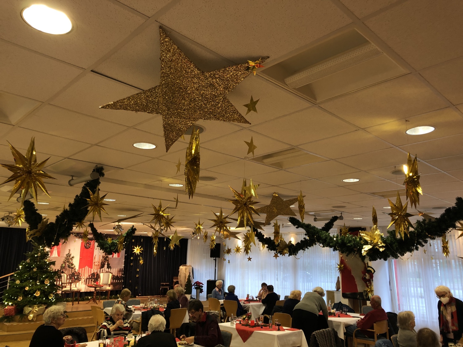 Weihnachtssterne im Hertha-Müller-Haus - Kaffee und Kuchen unter einem Sternenhimmel