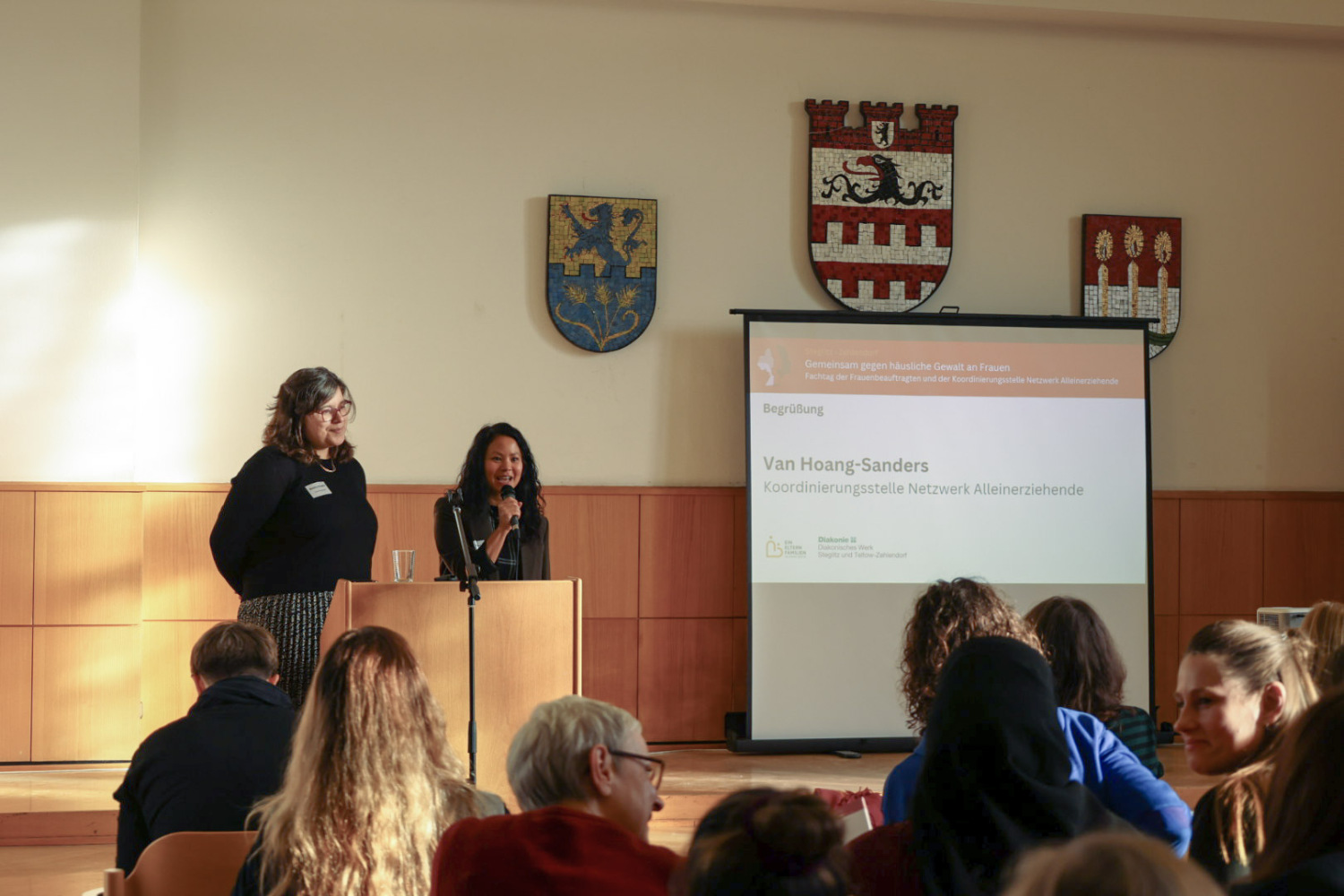 Madalina Draghici (Frauenbeauftragte) und Van Hoang-Sanders (Koordinierungsstelle Alleinerziehende, DWSTZ)