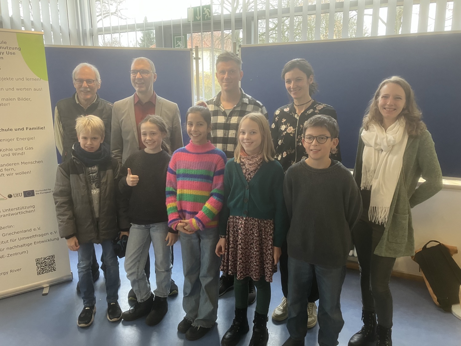 Gruppenfoto mit Kindern, Lehrer, Vertreter und Vertreterin des UfU e.V., Vertreter BNE-Zentrums und Klimaschutzbeauftragte des Bezirksamtes Steglitz-Zehlendorf