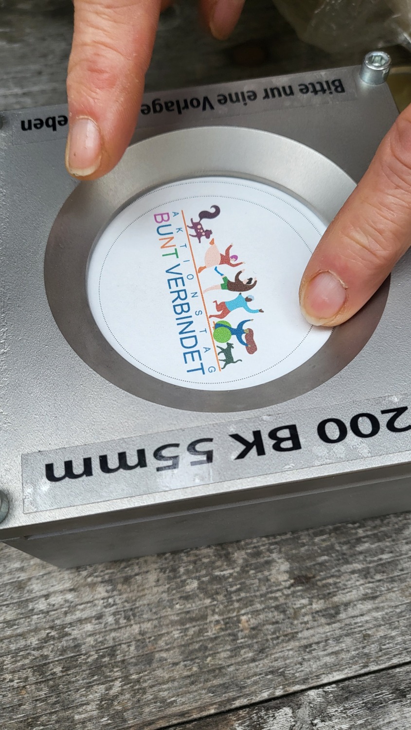 DIY-Buttons mit dem Logo Aktionstag BUNT VERBINDET: das Motiv wird zugeschnitten