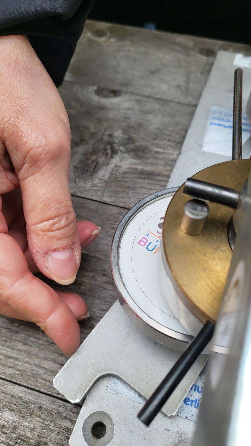 DIY-Buttons mit dem Logo Aktionstag BUNT VERBINDET: 1 Button wird gepresst