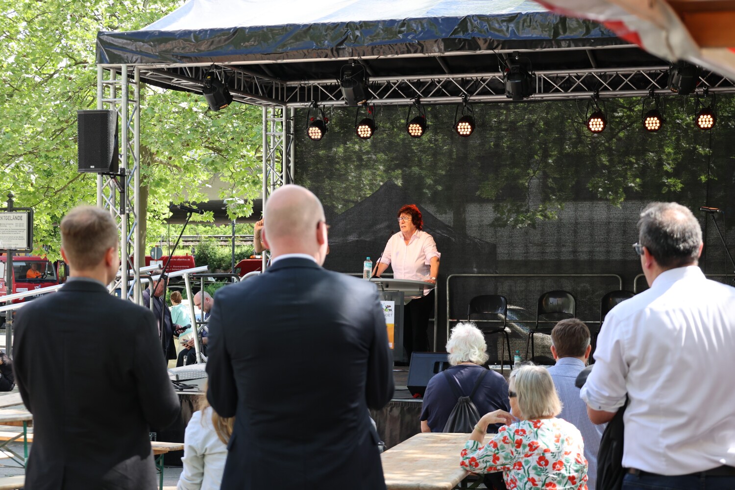 Bezirksbürgermeisterin Maren Schellenberg begrüßt alle zum Aktionstag
