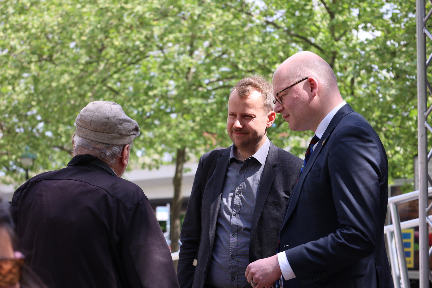 Die Bezirksstadträte P. Steinhoff (mitte) und T. Richter (rechts) im Austausch mit einem Bürger