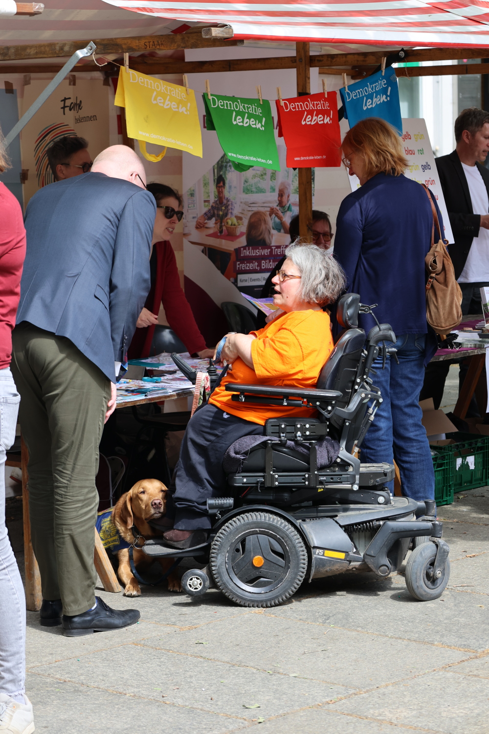 Die Beauftragte für Menschen mit Behinderungen, Frau Moritz, im Gespräch mit Bezirksstadtrat Richter