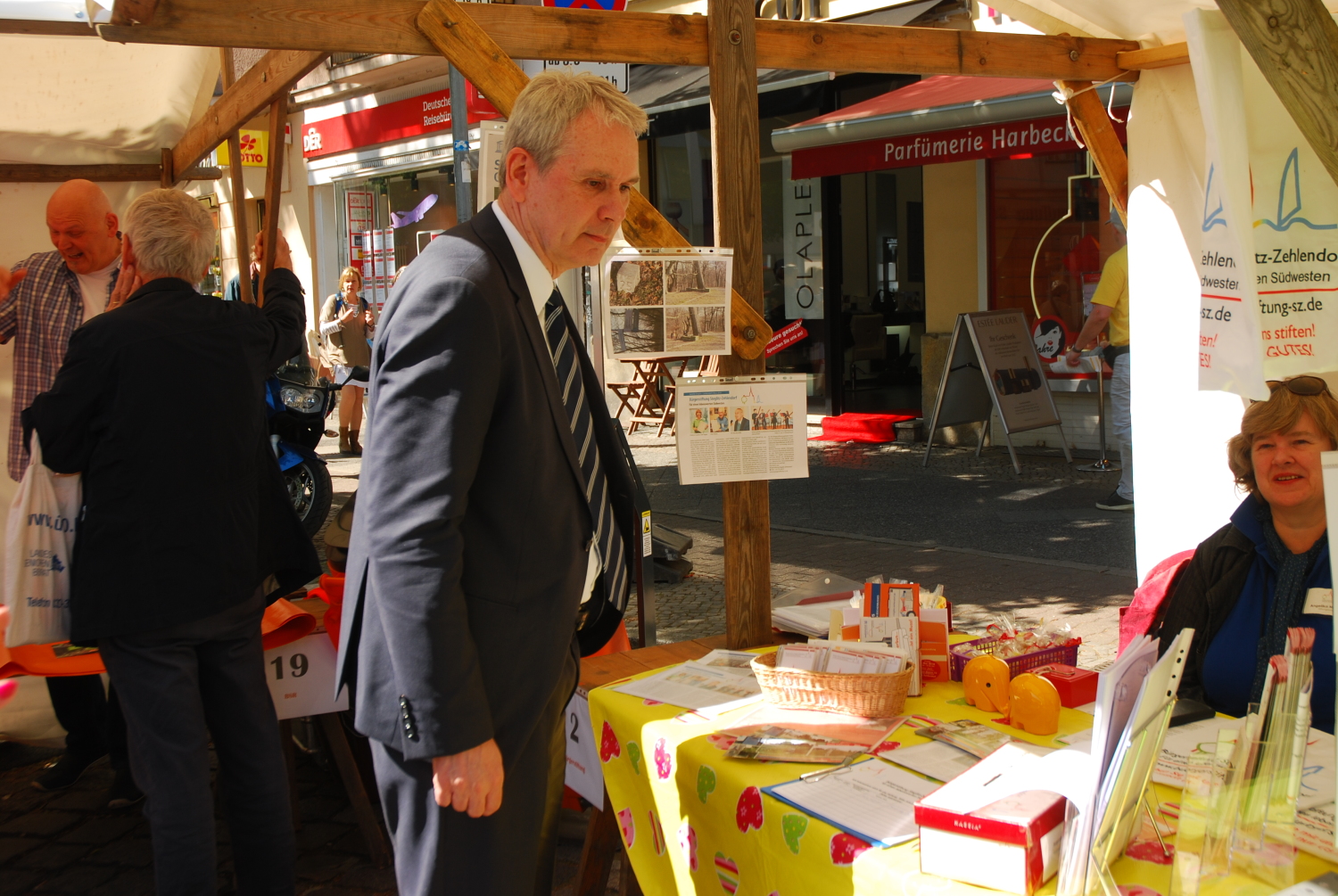Herr Mückisch bei den Ständen