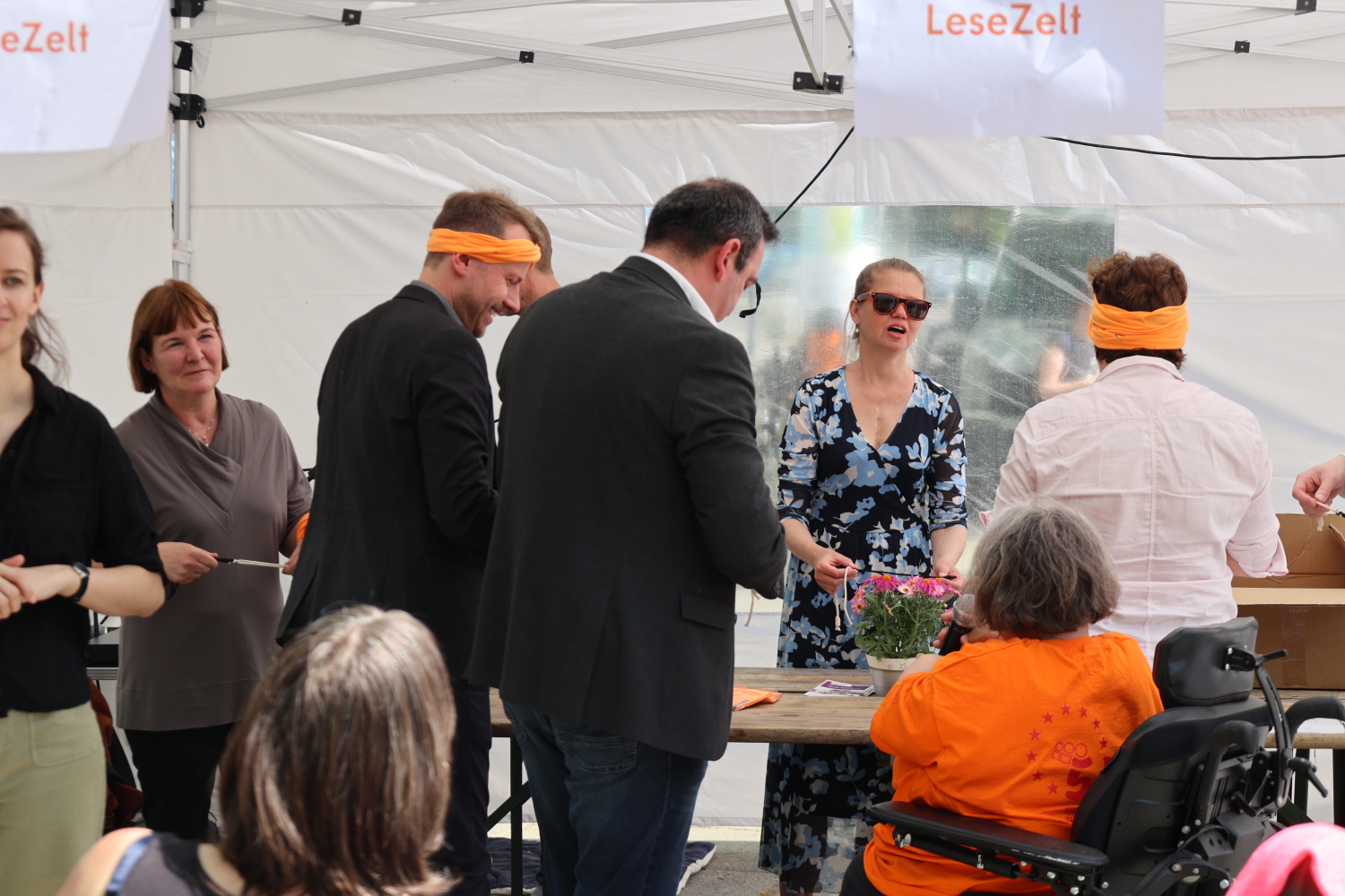 Eine Aufgabe für die Bezirksbürgermeisterin, Bezirksstadträtinnen und Bezirksstadträte war das Binden eines speziellen Knoten mit verbundenen Augen